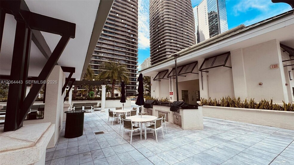 Building Photo - 999 SW 1st Ave