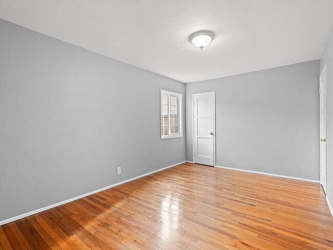 Building Photo - "Spacious 4-Bed, 3-Bath Oasis in Prime Los Angeles Location - 2080 Sq Ft of Comfort!"