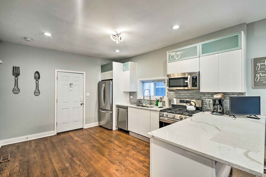 Building Photo - 7931 S Eberhart Ave