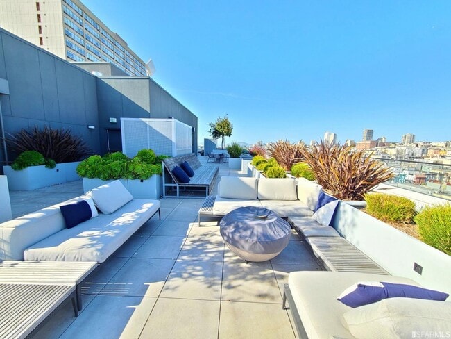 Building Photo - 1545 Pine St