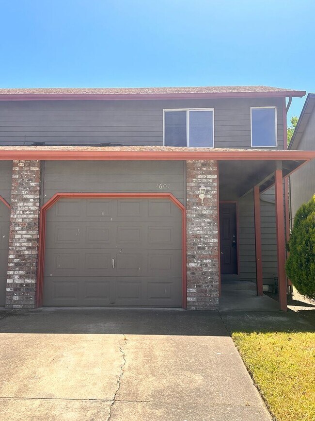 Building Photo - 2607 S Cloverleaf Loop