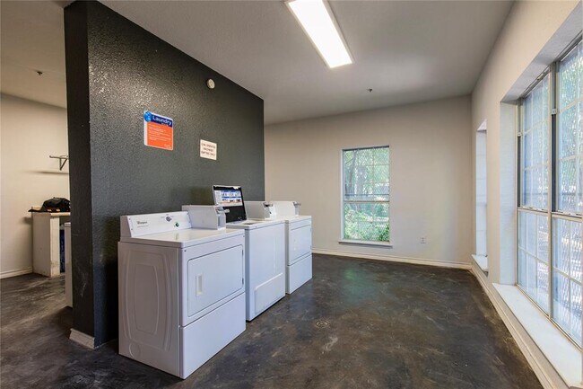 Building Photo - 2204 San Gabriel St