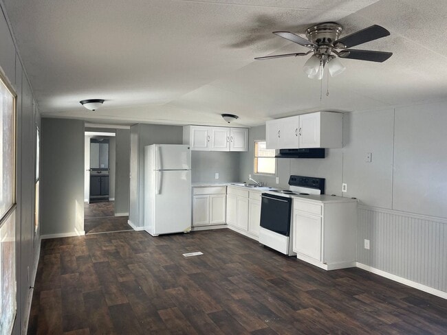 Building Photo - Country living with spacious front and backyard - 3 beds/ 2bath available now