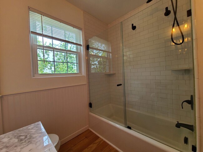 Building Photo - 3-bedroom, 2-bathroom home located in beau...
