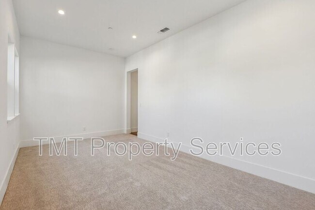 Building Photo - 1007 Bridger Dr