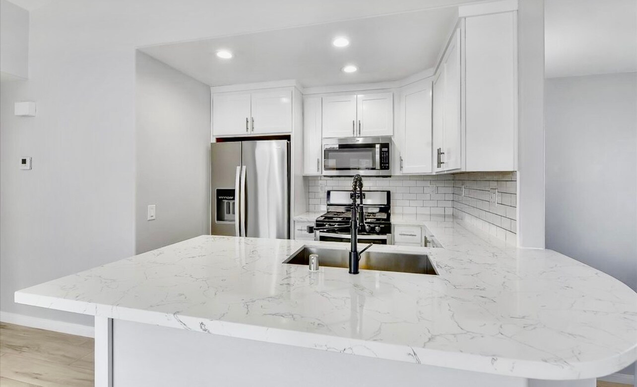 Building Photo - 400 Sanibelle Cir