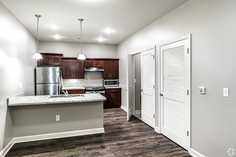 Building Photo - 802 N Main St