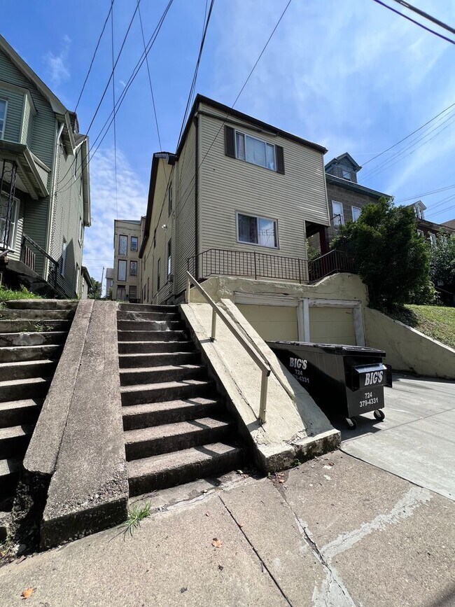 Building Photo - Updated 2 Bedroom apartment