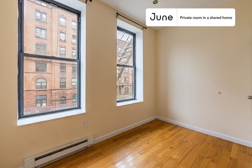 Building Photo - Private bedroom in 4 bed/2 bath Home