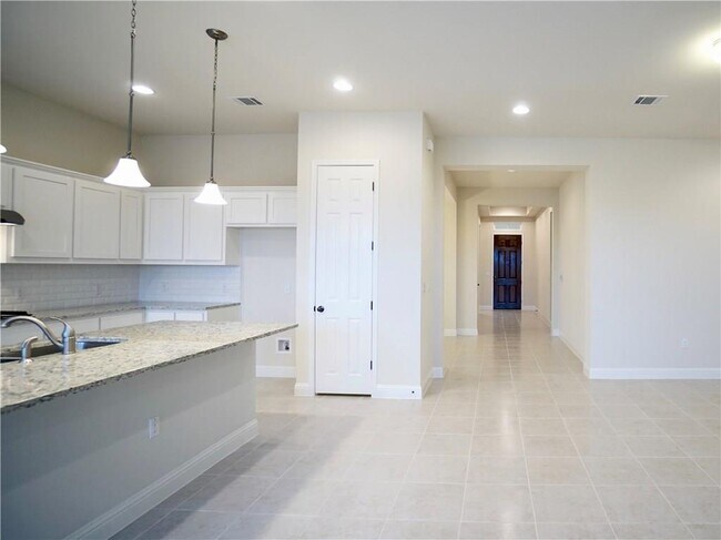 Building Photo - 14928 Iveans Way