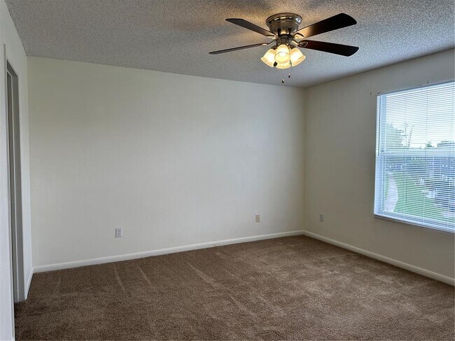 Building Photo - 12640 Somerset Oaks St