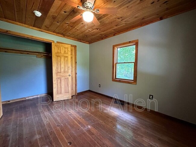 Building Photo - 267 Davis Creek Rd