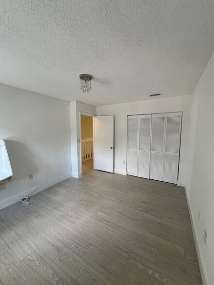 Building Photo - 1060 SW 111th Way