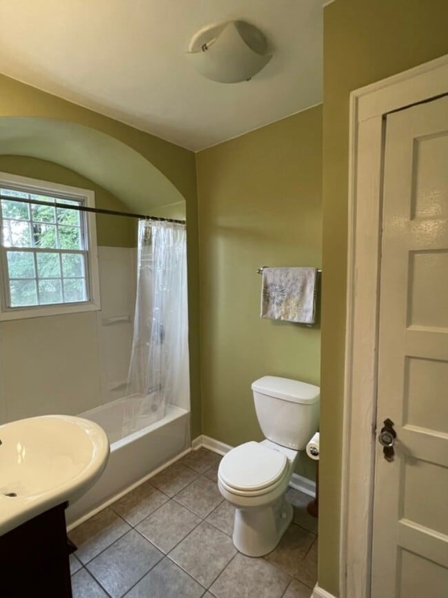 Building Photo - 2 BED 1 BATH WOODBINE COTTAGE
