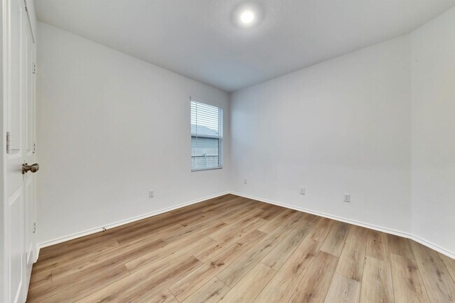 Building Photo - 113 River Rise Rd