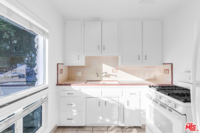 Building Photo - 122 Croft Ave