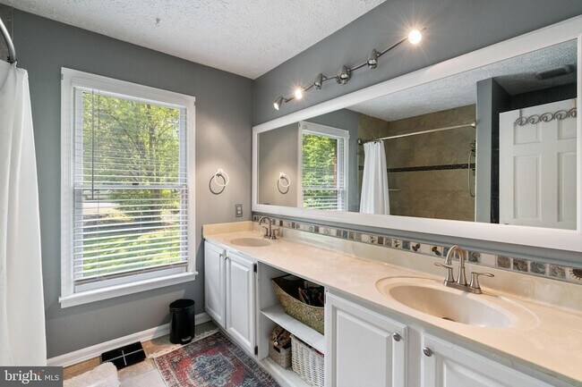 Building Photo - 127 Pilgrim Cove