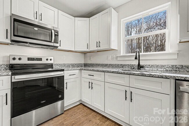 Building Photo - 106 10th Ave SE