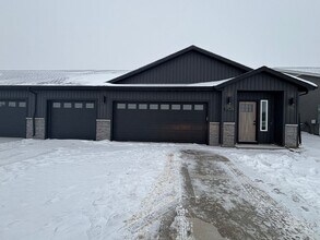 Building Photo - 2532/2528 Landmark Drive