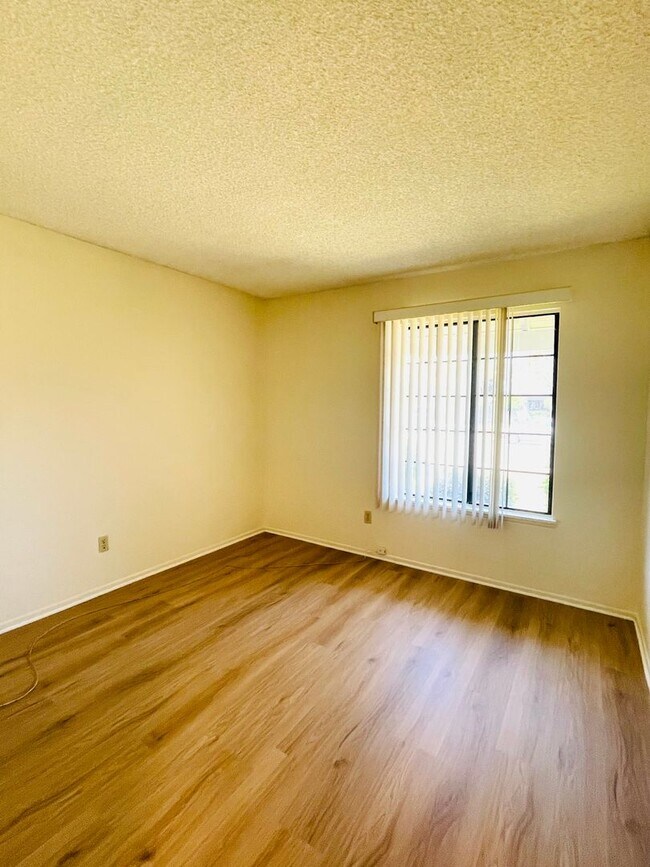 Building Photo - charming 3-bedroom, 2-bathroom home nestle...