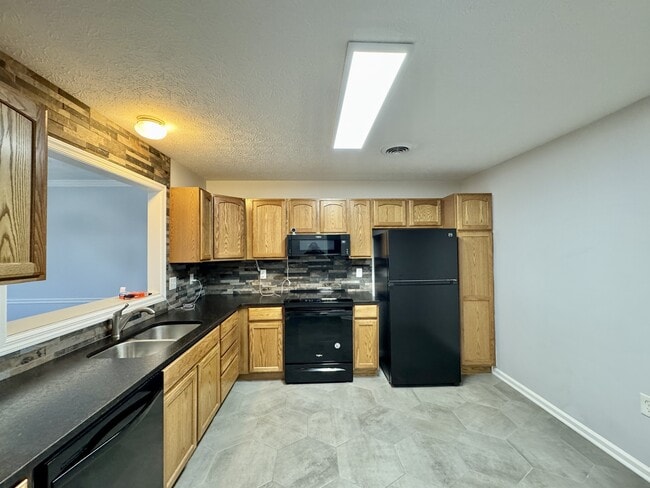 Building Photo - 101 Pinewood Dr