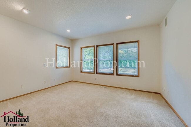 Building Photo - 1655 SE Brookwood Ave