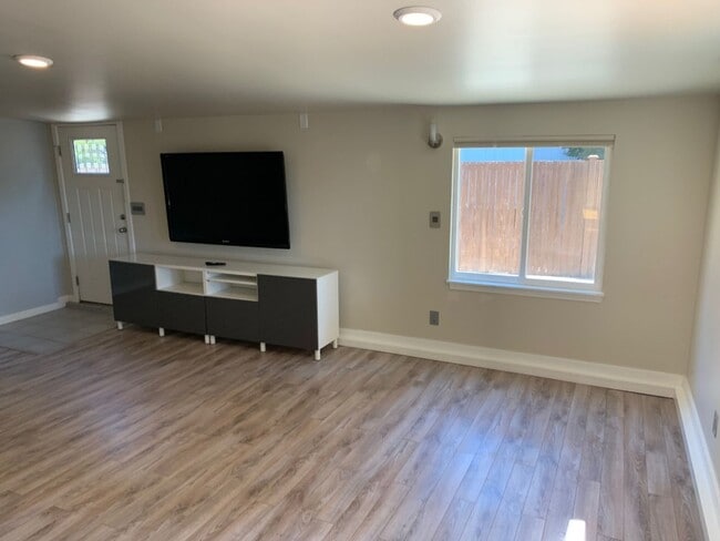Building Photo - Beautiful and spacious 3 bed + office area...