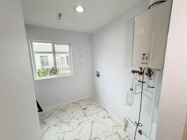 Building Photo - Move-in Ready Ranch