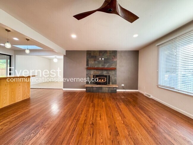 Building Photo - 4-Bed/2-Bath House Charming Home with Fenced Yard/ Available Now!