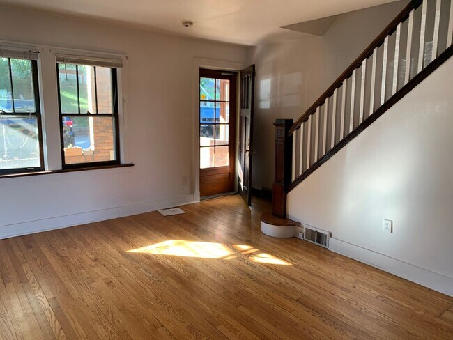 Building Photo - Charming Townhouse in a Beautiful Neighborhood