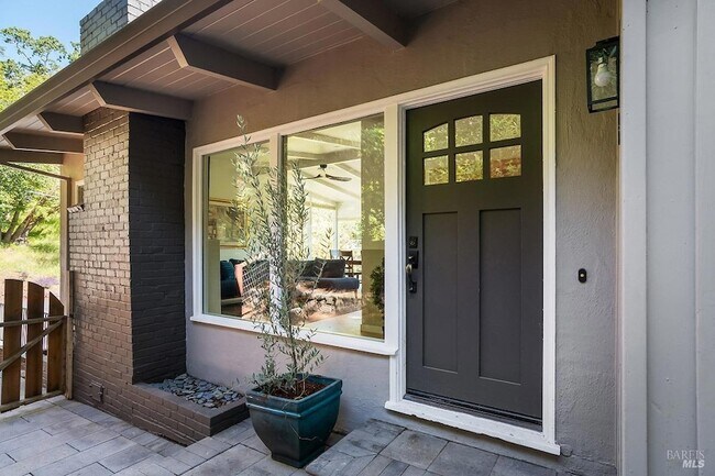 Building Photo - 5 Oak Springs Dr