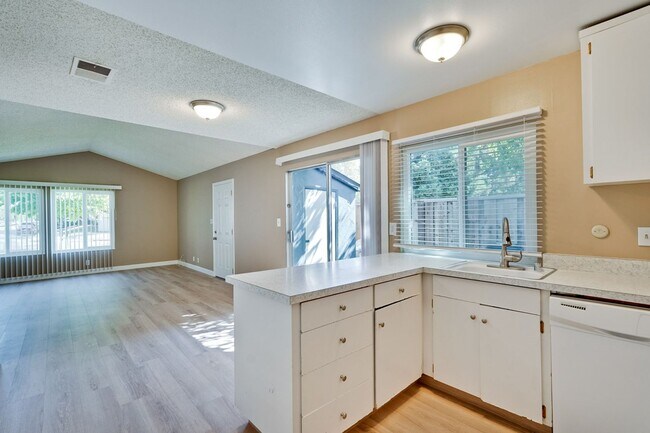 Building Photo - Remodeled 2 Bed 1 Bath Condo!