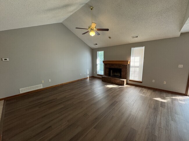 Building Photo - 1303 Fox Run Dr