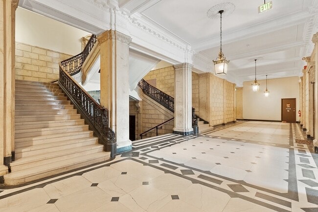 Building Photo - 16 Balmoral St