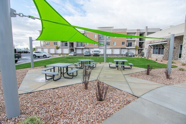 Building Photo - Charming Ashton Model Condo in Vista View:...