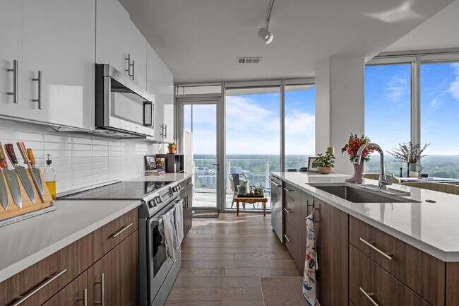 Building Photo - "Luxury Urban Living: Stunning 2-Bed, 2-Ba...