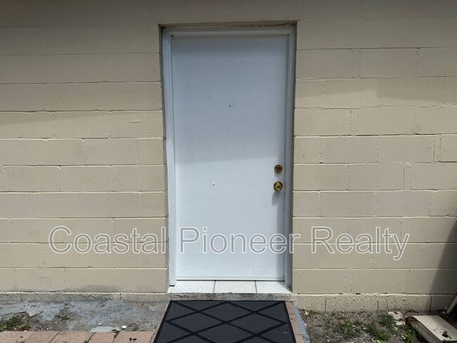 Building Photo - 2106 N Himes Ave