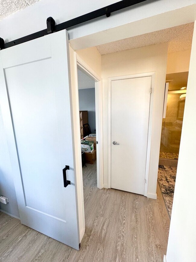 Building Photo - Renovated 1 bedroom with 1 parking at Roya...
