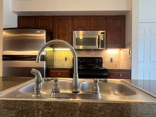 Building Photo - DEAL!! Get $500 off your move-in costs! Valid for new leases with a start date on or before Decem...