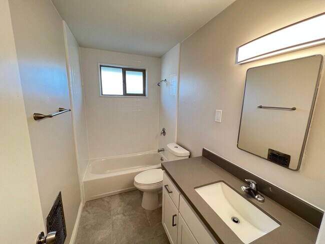 Building Photo - Charming 1 Bedroom unit, completely remodeled with In-Unit Washer/Dryer!