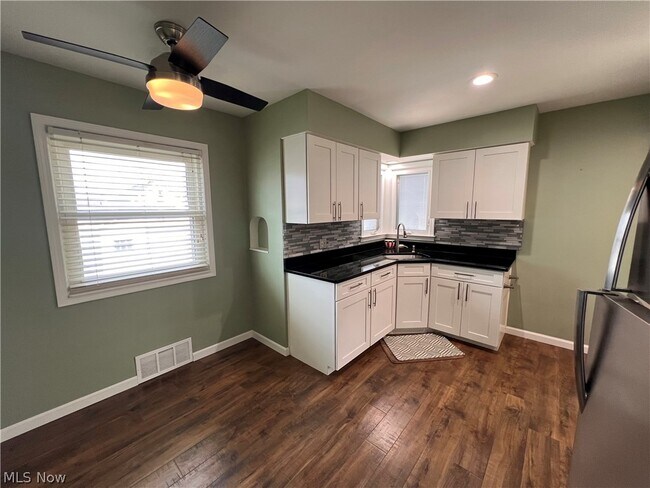 Building Photo - 3006 Torrington Ave