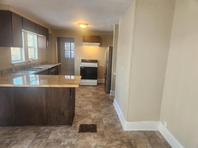 Building Photo - 801 N Gladstone Ave