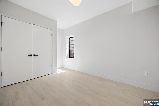 Building Photo - 242 Hardenburgh Ave