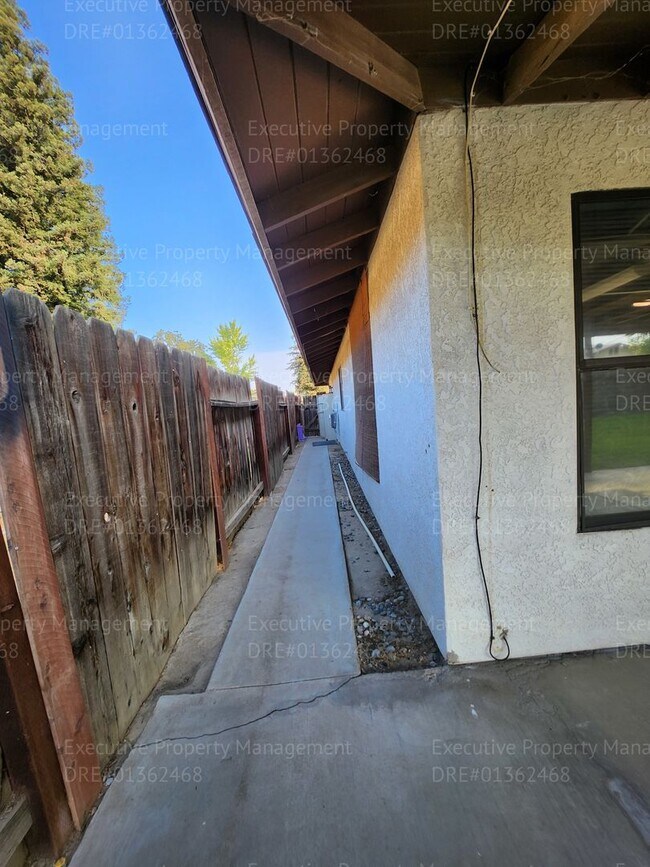 Building Photo - 3 bedroom/ 2 bath house near Pacheco Rd/ A...