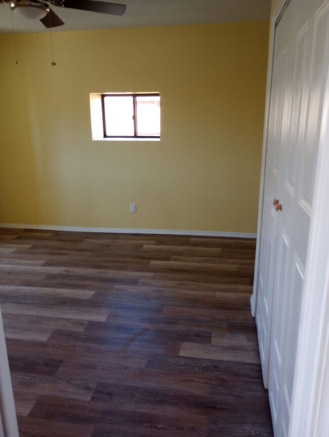 Building Photo - 3 bed 2 bath Renovated Rent Home