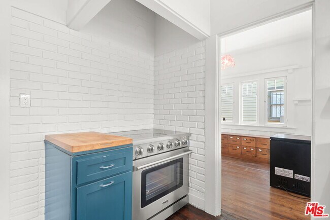 Building Photo - 1438 W 45th St