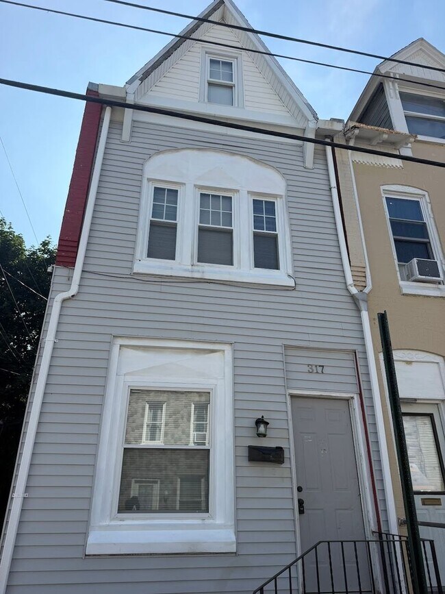 Building Photo - 3 Bedroom House