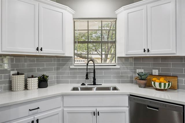 Building Photo - 10 Chisholm Trail