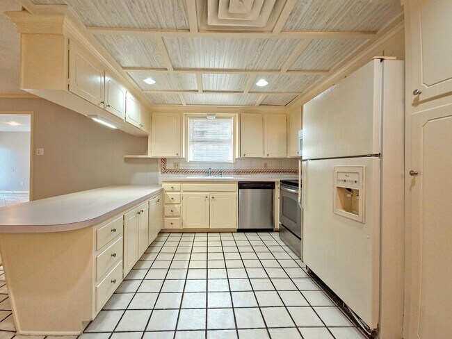 Building Photo - 4 Bedroom Home Near LCU with HUGE Bonus Room