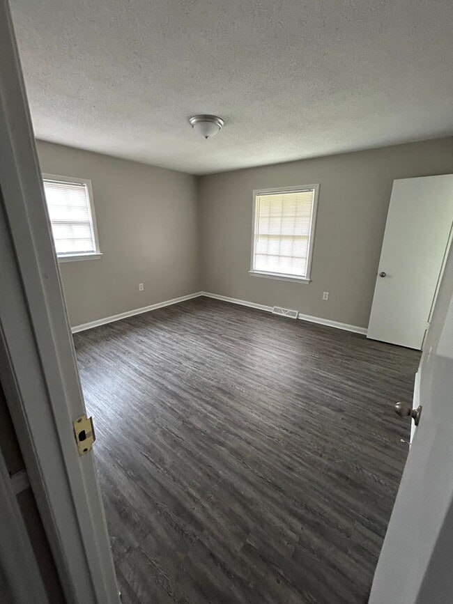 Building Photo - 3 bedroom, two bath home for rent